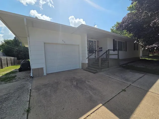 215 N  3rd St, Rockwell City, IA 50579