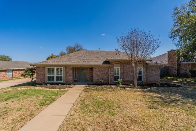 2812 Clearmeadow Dr, Bedford, TX 76021