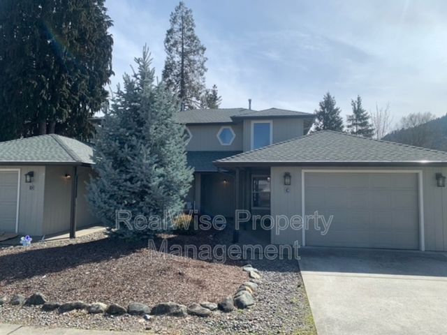210 3rd St #C, Rogue River, OR 97537