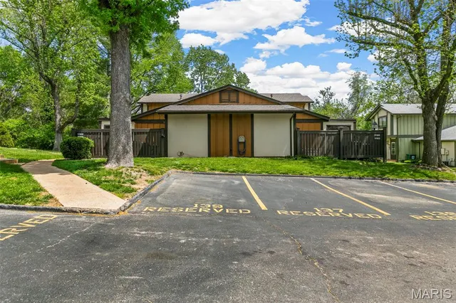 11166 Whispering Oaks Dr, Saint Louis, MO 63136