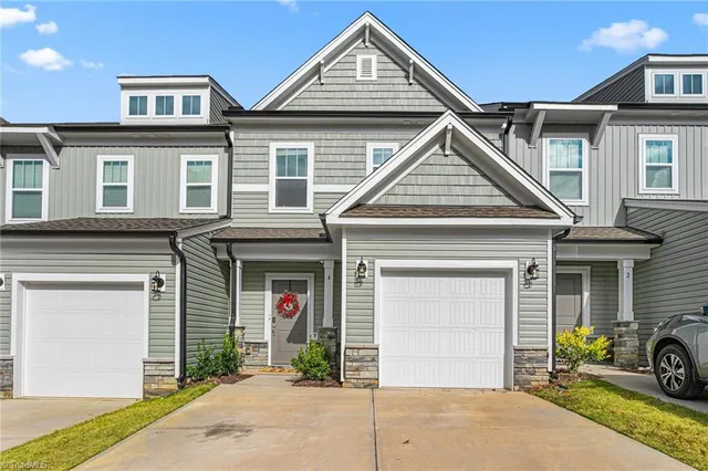 4 Saltford Ln, Greensboro, NC 27455
