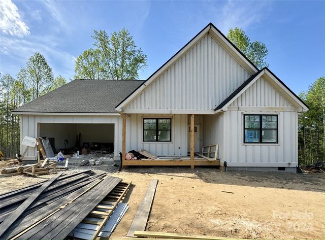 181 Byron Forest Dr, Horse Shoe, NC 28742
