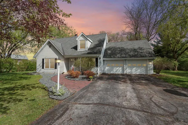S76W23210 Woodland COURT, Big Bend, WI 53103