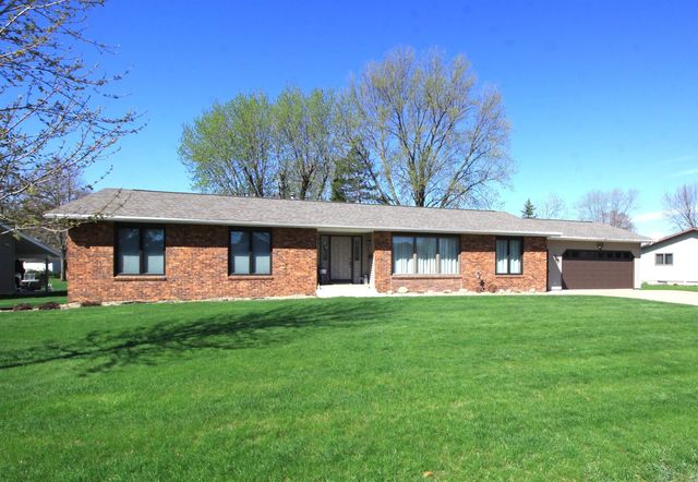 125 Crescent Dr, Manchester, IA 52057