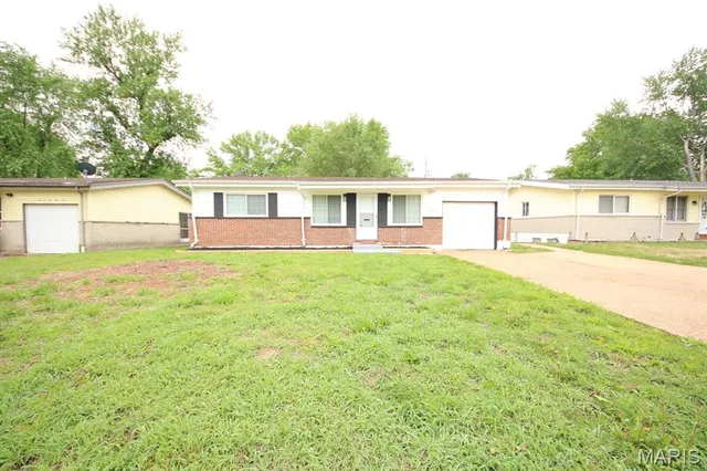 10215 Monarch Dr, Saint Louis, MO 63136