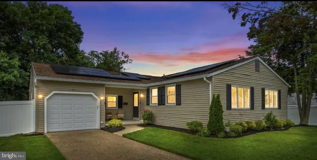 1 Hamilton Dr, Clementon, NJ 08021