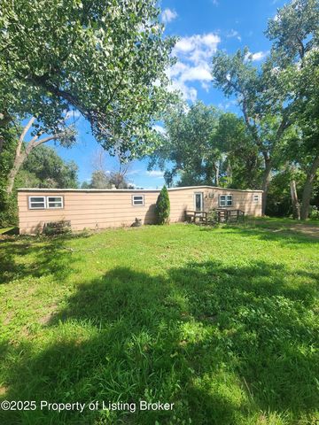 204 12th St SE, Hettinger, ND 58639