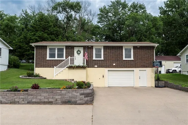 2220 Millwood Dr, Atchison, KS 66002