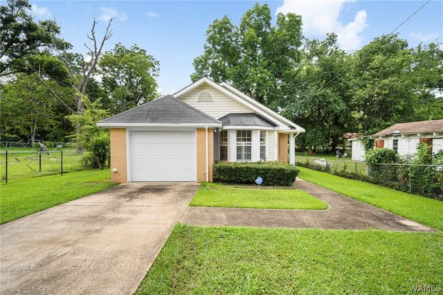 113 Play Ground St, Livingston, AL 35470
