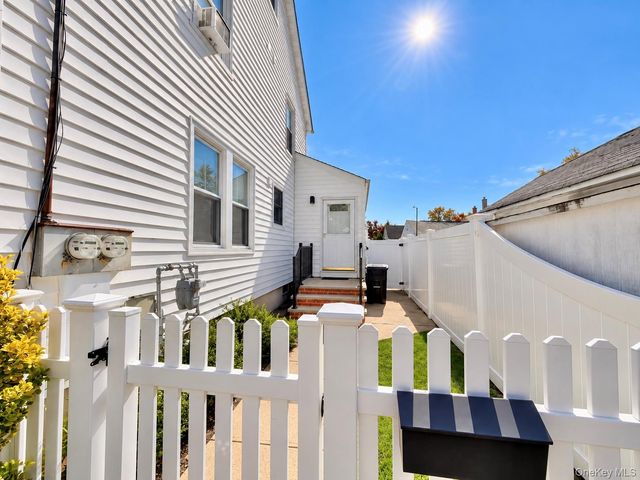 120 Princeton St, Williston Park, NY 11596