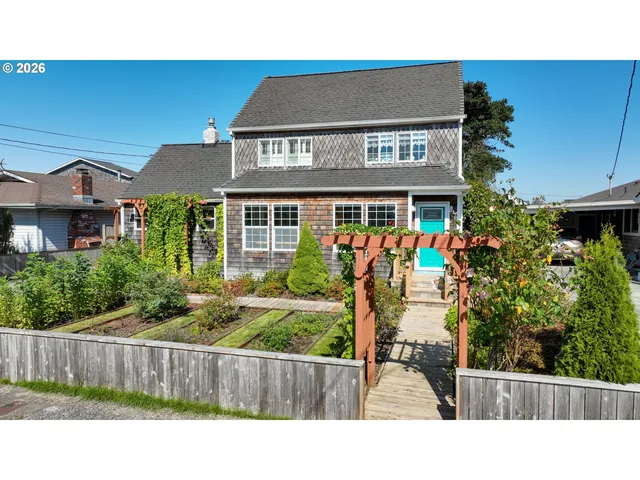 810 16th Ave, Seaside, OR 97138