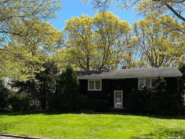 7 Woodbine Lane, East Moriches, NY 11940