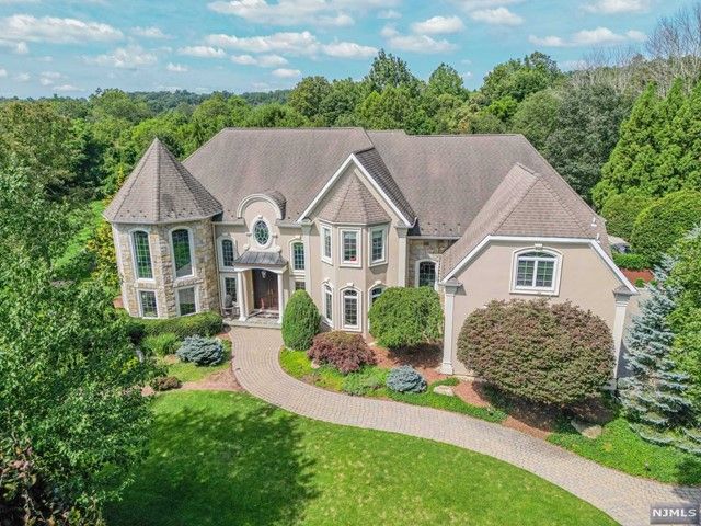 26 Mettowee Farms Ct, Upper Saddle River, NJ 07458