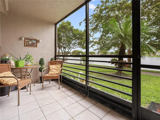 901 Colony Point Cir #112, Pembroke Pines, FL 33026