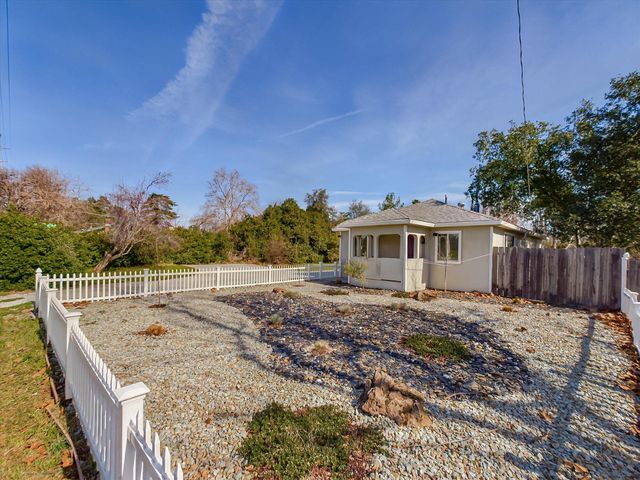 1643 Canby Rd, Redding, CA 96002
