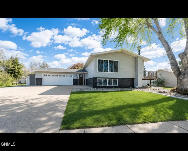 1517 Oakland Dr, Bismarck, ND 58504