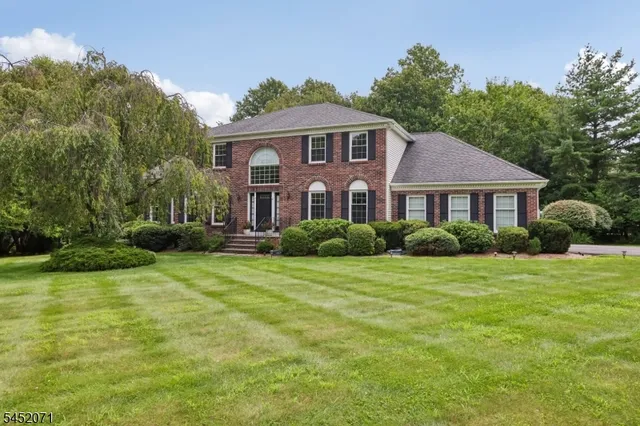 2 Stratford Dr, Randolph, NJ 07869