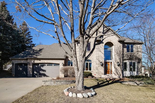 645 Evans Ct, Shoreview, MN 55126