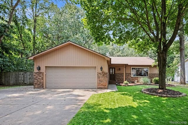 3135 Jennella Dr, Commerce Township, MI 48390