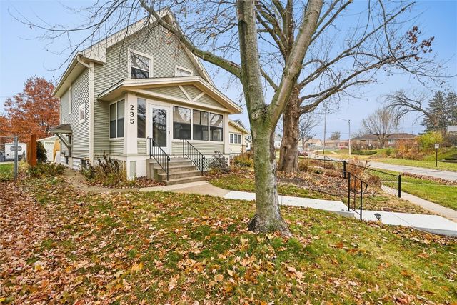 235 Highland Dr NW, Cedar Rapids, IA 52405