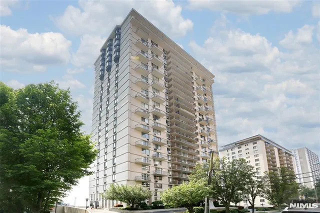 160 Overlook Ave #19D, Hackensack, NJ 07601