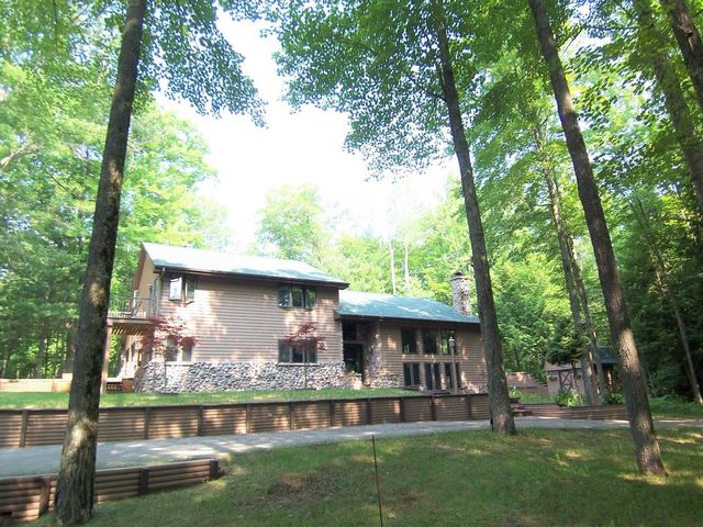 2114 Wildwood Dr, Suamico, WI 54173