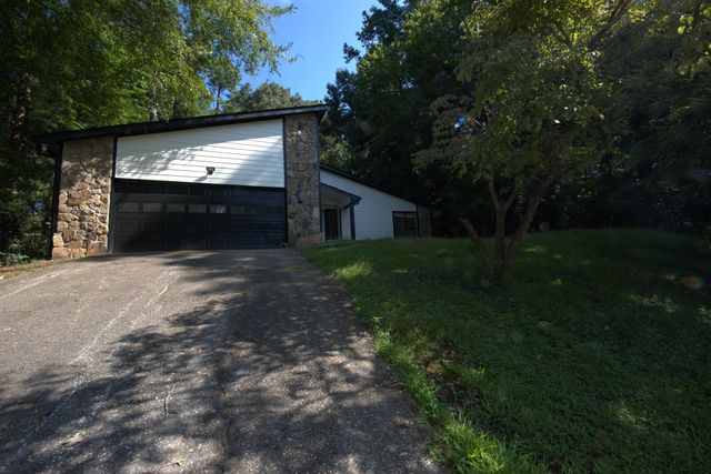 804 Faye Dr NW, Kennesaw, GA 30144
