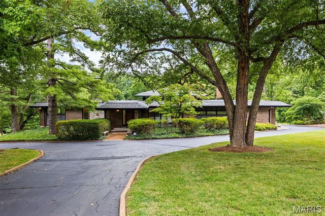 18 Spoede Ln, Saint Louis, MO 63141