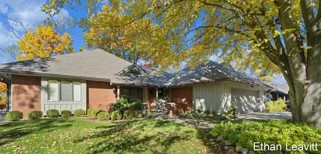 6260 Heathmoor Ct SE, Grand Rapids, MI 49546