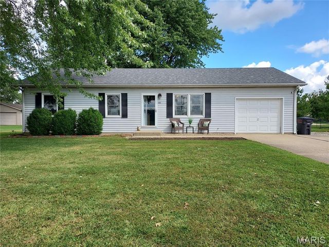 1303 Cardinal Dr, Greenville, IL 62246