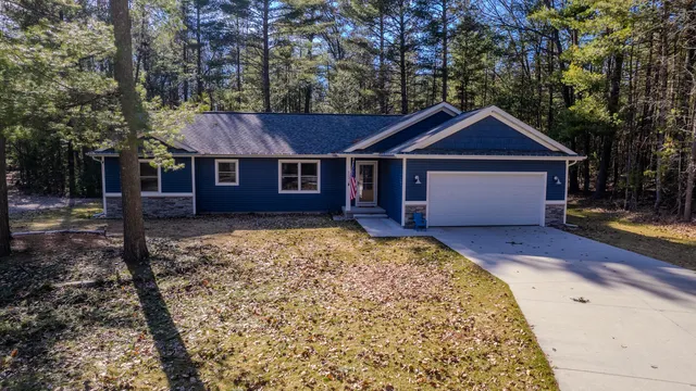 302 White Fawn Ct, Prudenville, MI 48651