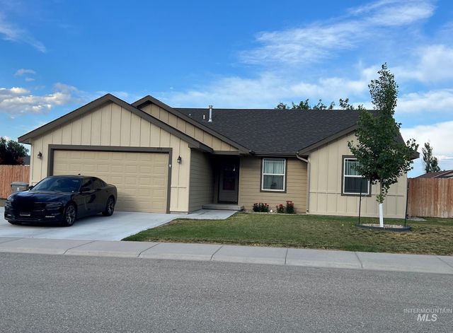 950 SW Camille Dr, Mountain Home, ID 83647