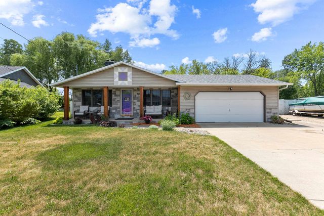 229 Lakeview Ave, Hortonville, WI 54944