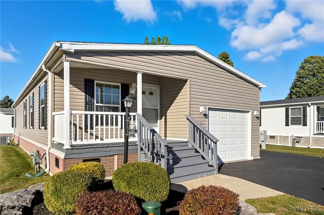 9808 Tottenham Ave, Clarence, NY 14031