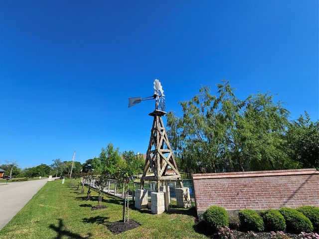 5700 Windmill Ln, Dickinson, TX 77539