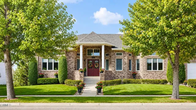 700 Aspen Ave, Bismarck, ND 58503