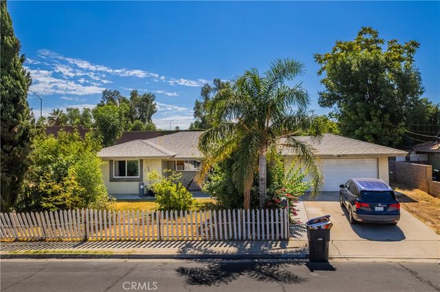 11166 Town Country Dr, Riverside, CA 92505
