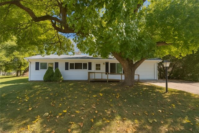 929 Reynolds Dr, Charleston, IL 61920