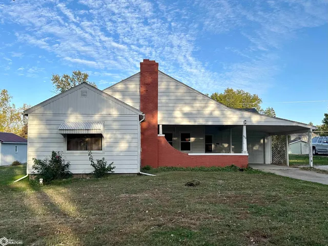 820 N  Grand St, Chariton, IA 50049