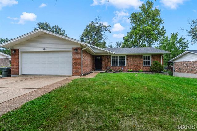 1004 Bridgeport Dr, Ballwin, MO 63011
