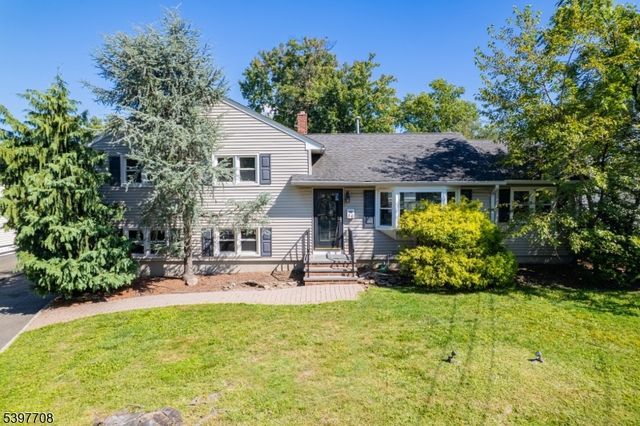 30 Brant Ave, Clark, NJ 07066