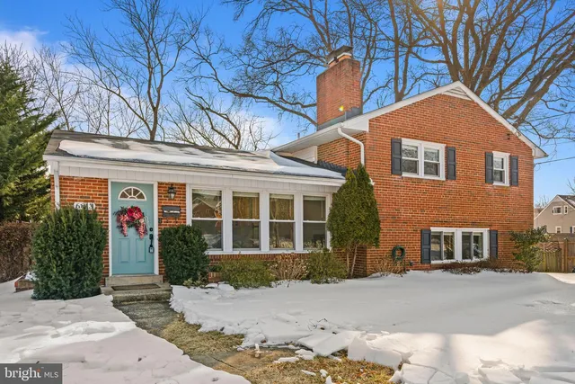6813 Derrell Ct, Alexandria, VA 22307