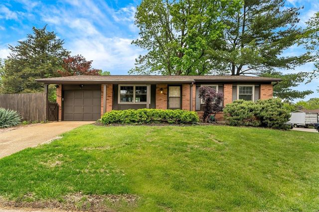 1445 Roth Hill Dr, Maryland Heights, MO 63043