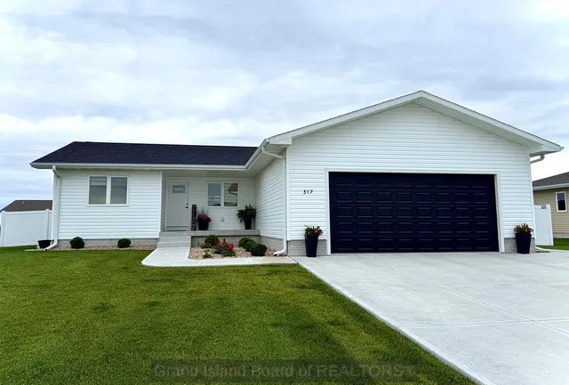 517 7th St, Phillips, NE 68865