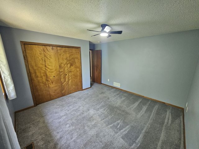6284 Kahler Dr NE, Albertville, MN 55301