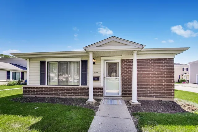 1313 Cove Dr #211A, Prospect Heights, IL 60070