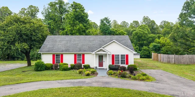 301 Lakeview Dr, Madison Heights, VA 24572