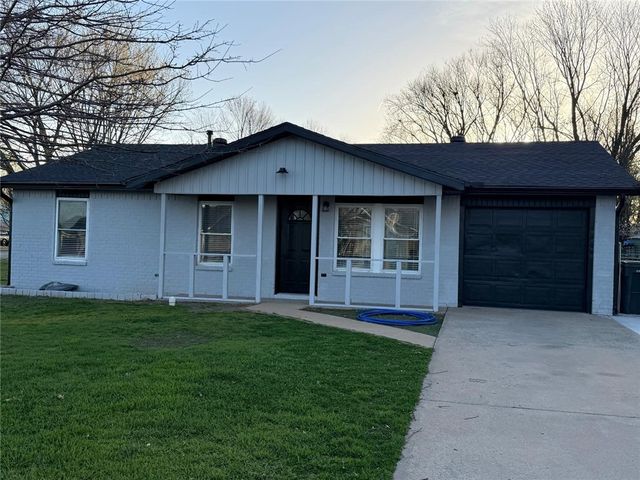 2511 N  4th St, Rogers, AR 72756
