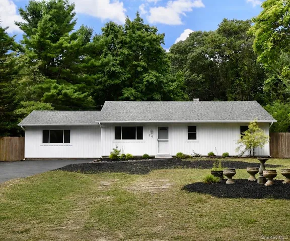 76 Wards Lane, Bellport, NY 11713