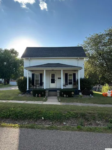 212 S  1st St, Carthage, IL 62321